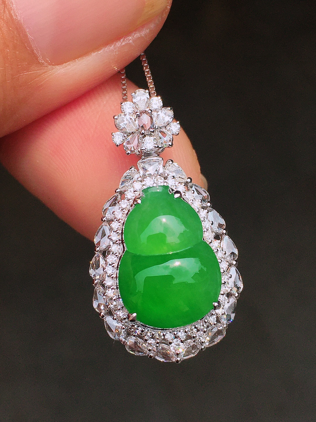 阳绿葫芦吊坠，色泽均匀艳丽，玉质细腻，荧光感超
强，饱满圆润，尽显优雅气质，18k
金豪华镶嵌