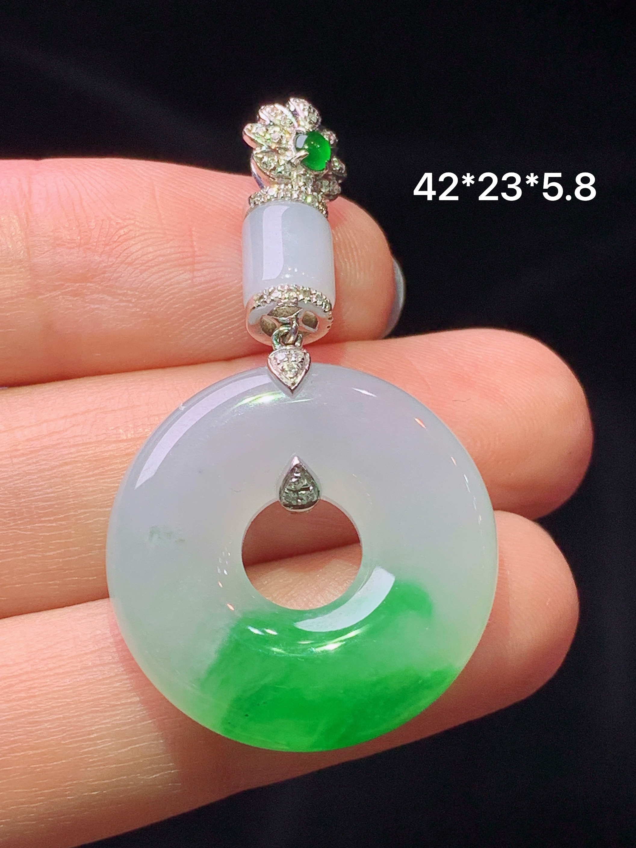 18k金钻镶嵌飘绿平安环 玉质细腻 色泽艳丽清新 水润亮眼 整体尺寸42*23*5.8x1