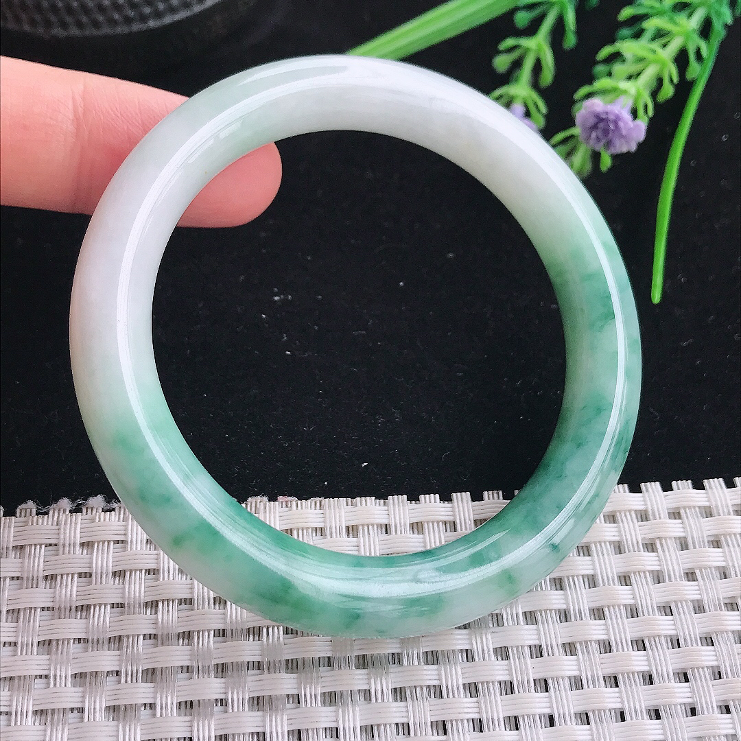 实拍A货翡翠53/9.6/9.3老坑精美温润飘花圆条手镯宽边玉镯平安镯美人镯