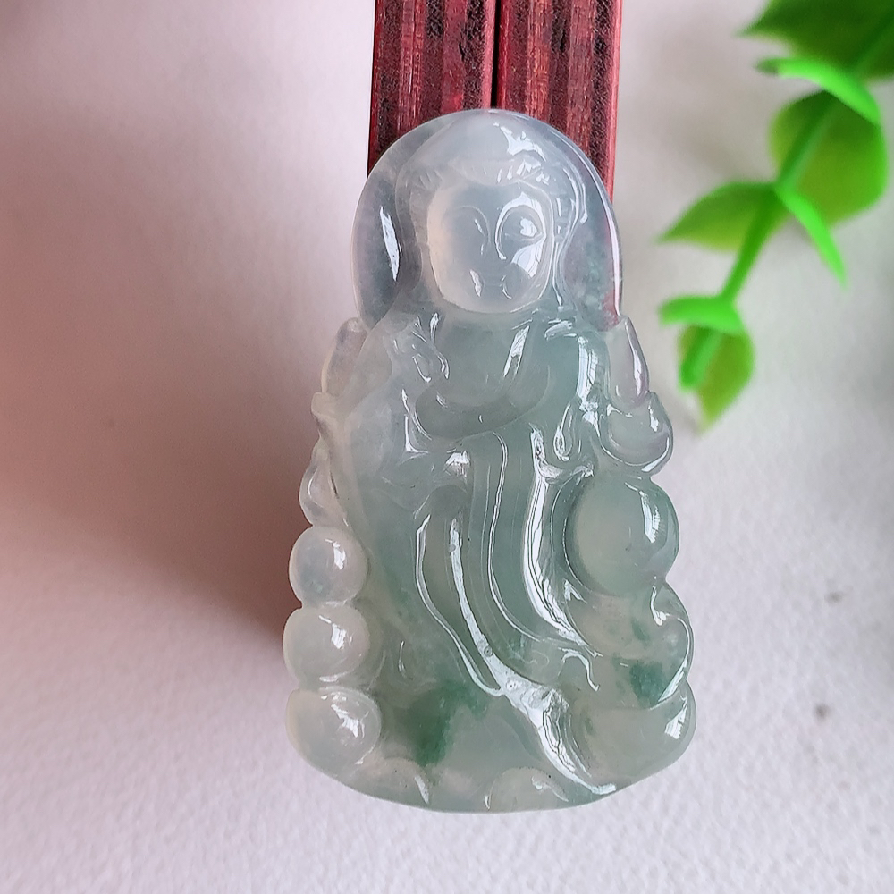 冰润精雕观音吊坠，法相端庄大气，工艺精湛，种色浓郁，细腻饱满冰润，种老水足，收藏佳品，佩戴大气  W01.8   尺寸：39.8-23-4.8mm