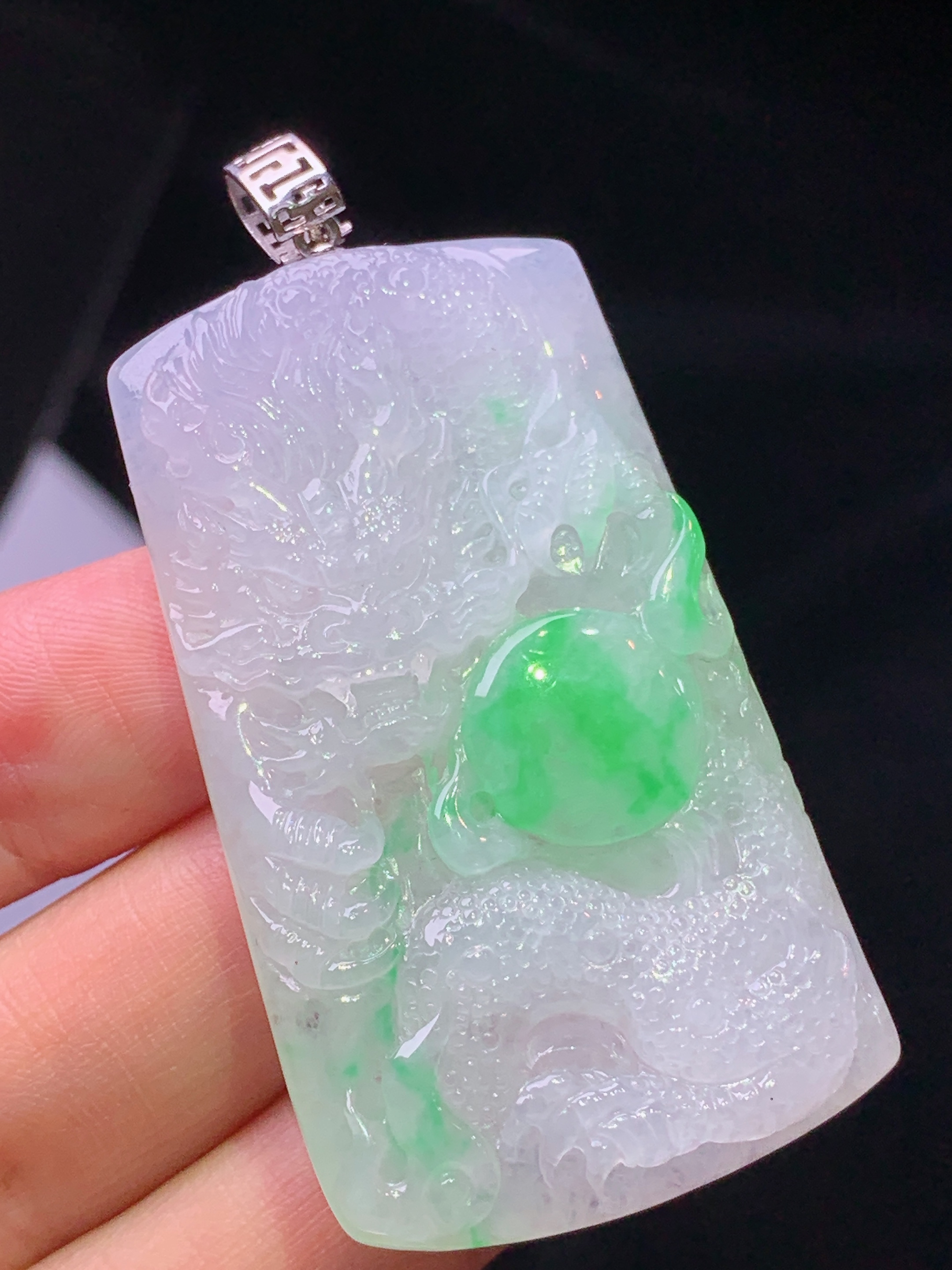 18k金镶嵌飘绿山水牌子吊坠 玉质细腻 色泽艳丽清新 水润亮眼 整体尺寸58*28.5*5.6x1