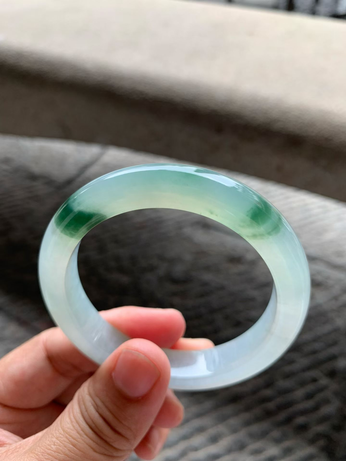 飘绿花正圈手镯尺寸54.5*11*8.5 老种通透，纯净细腻，胶润水足，绿花鲜亮有活力！