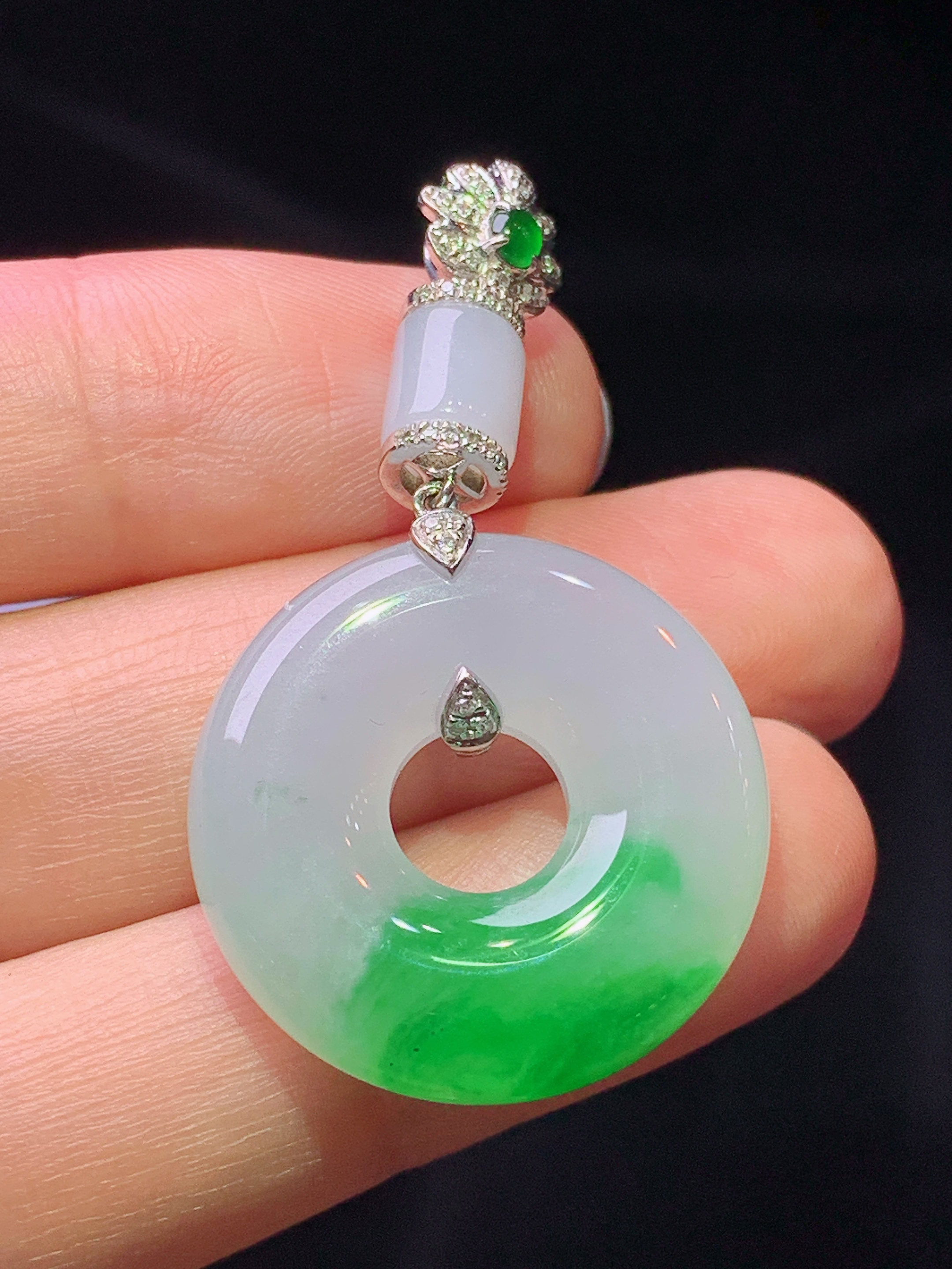 18k金钻镶嵌飘绿平安环 玉质细腻 色泽艳丽清新 水润亮眼 整体尺寸42*23*5.8x1