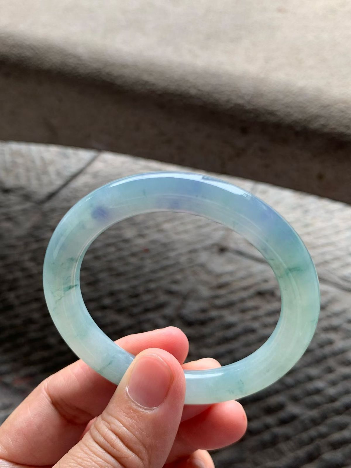 紫罗兰配花圆条手镯尺寸 52.8*9.5*9.5 种质细腻，水润光泽，紫调温婉，花色灵动！