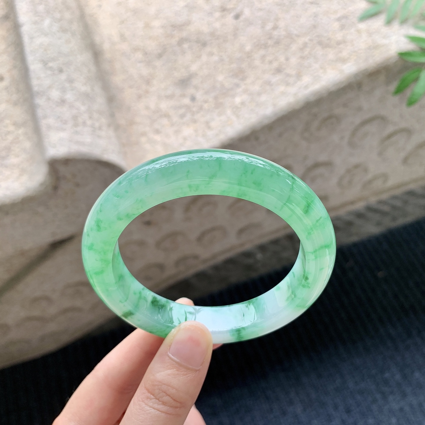 正圈57 58【圈口】58.8/12.6/10【编码】A3041130【描述】冰糯绿花，水润，种老，细腻，无纹裂