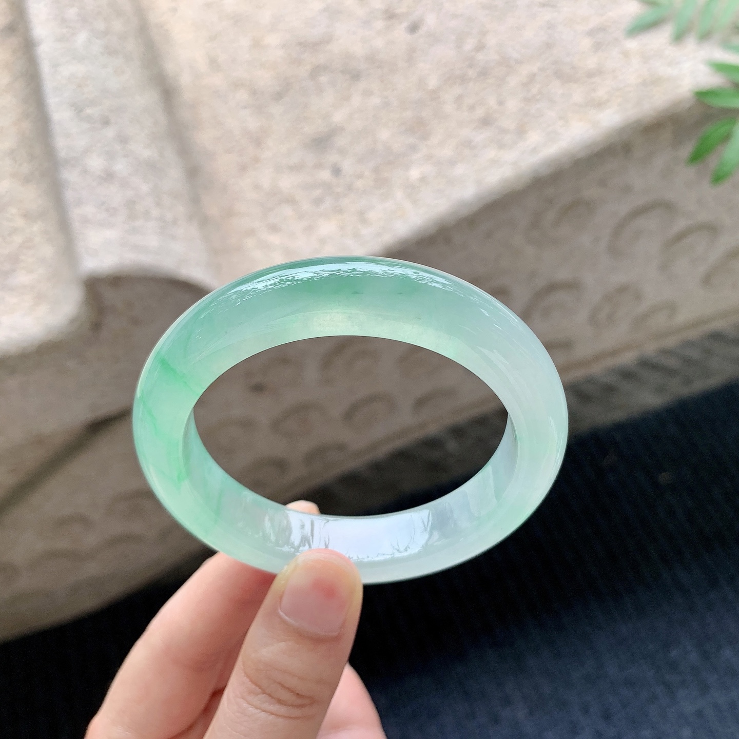 正圈53 54【圈口】54.3/12.6/9【编码】GH041146【描述】冰飘阳绿，清透，水润，种老，细腻，无纹裂