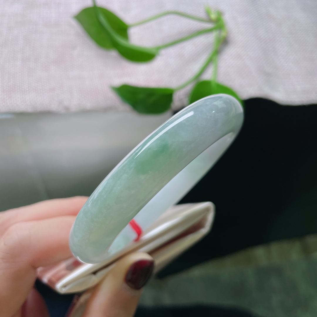 56.8/12.5/8.9，浅绿底正圈，不浓不烈，是翡翠最轻柔的呼吸。皮纹，ss48593a