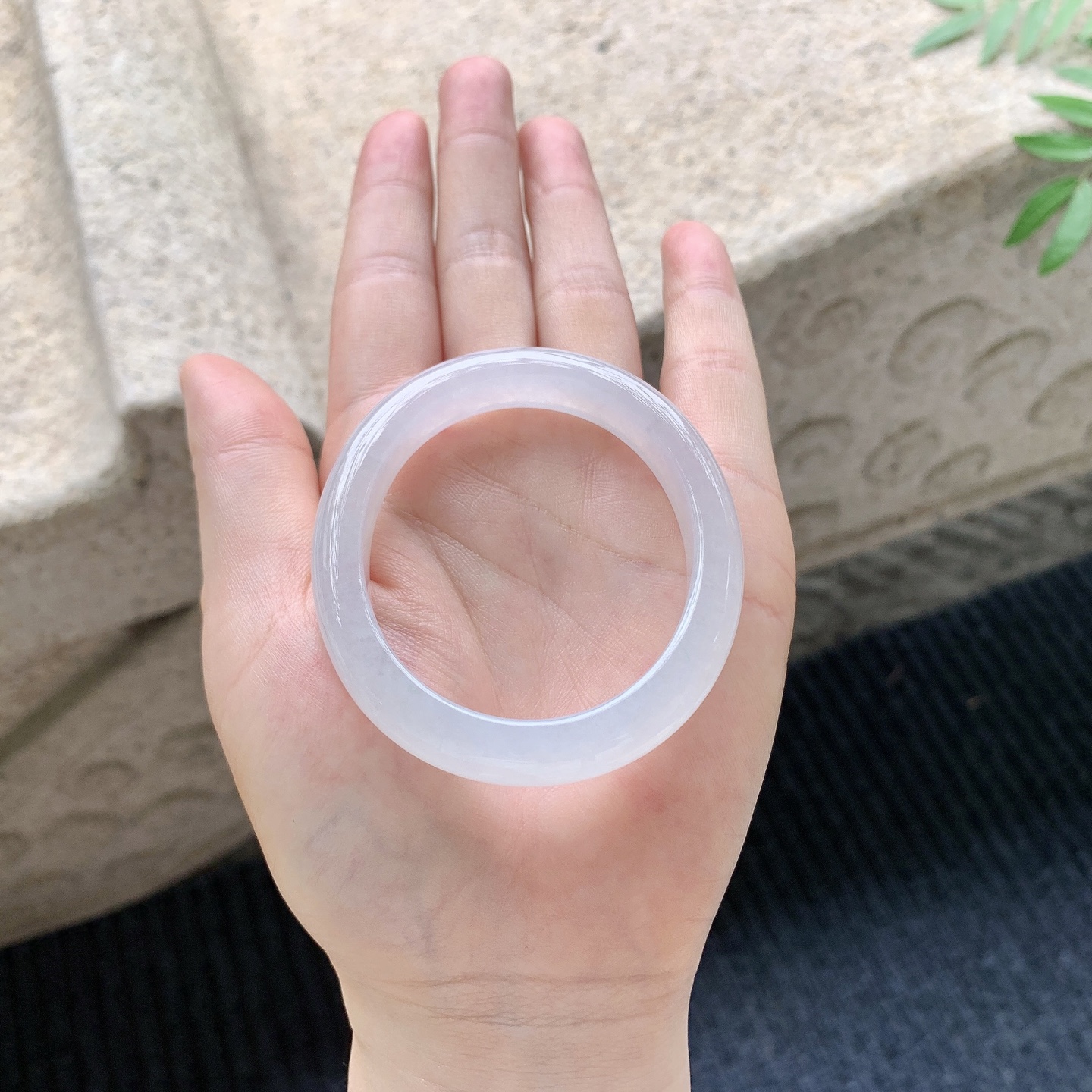 贵妃51 52【圈口】52/45/9.8/7.3【编码】A2041128【描述】糯冰底色，水润，种老，细腻，打灯有棉线