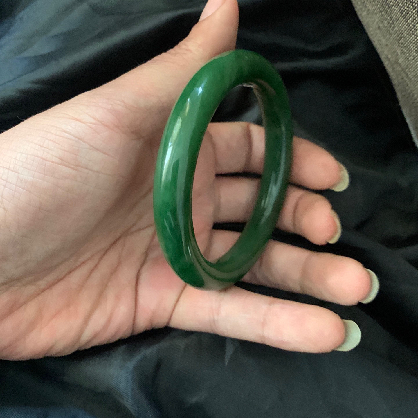 59.8圈口和田玉碧玉菠菜绿圆条手镯，和田玉59.8圈口手镯，镯型古朴典雅。在诗情画意的雨巷相遇，你是我腕间的一抹风情，有你眸有深情.清风荡漾湖间静水，我愿俯身低眉，在烟波涟漪处寻