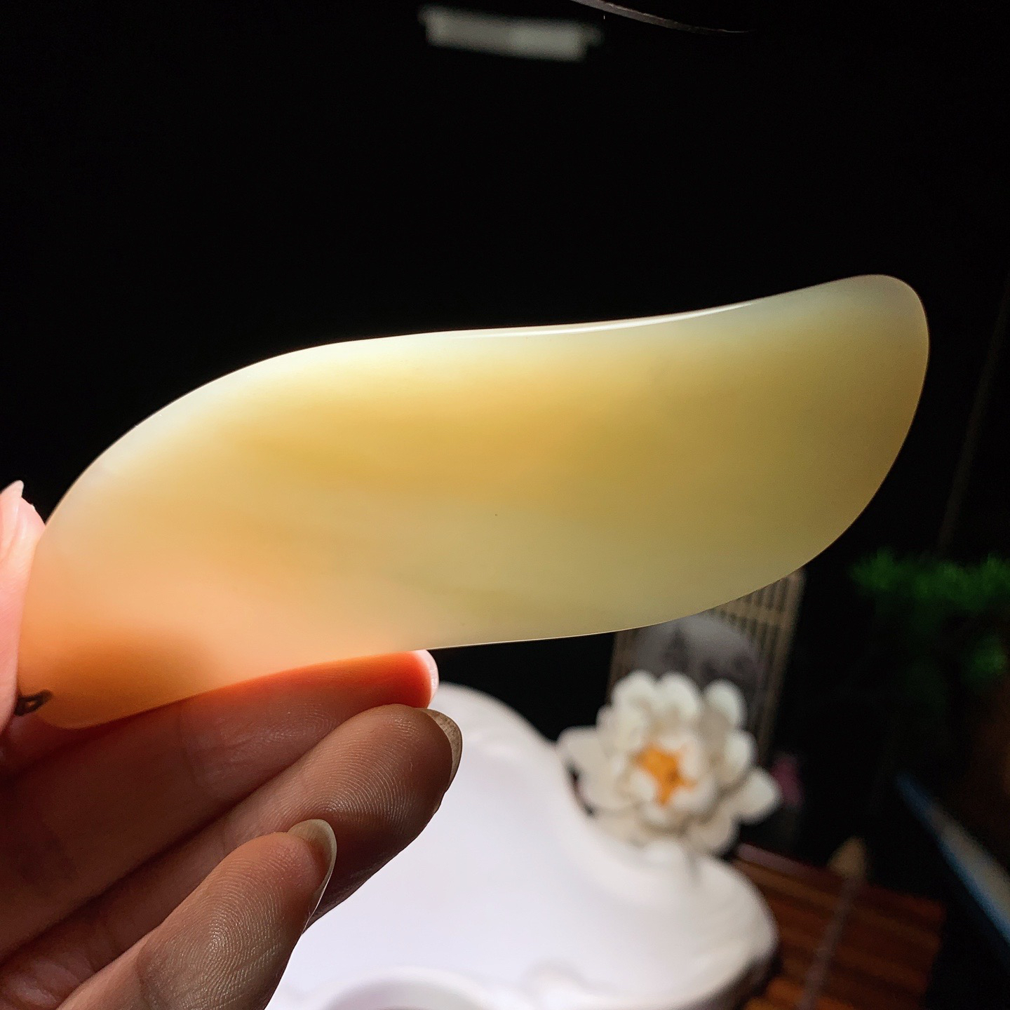 新疆且末糖刮痧板挂件。尺寸101/32/7重44.3克。玉质细腻油润。手推出油。佩戴高端典雅。lt260410