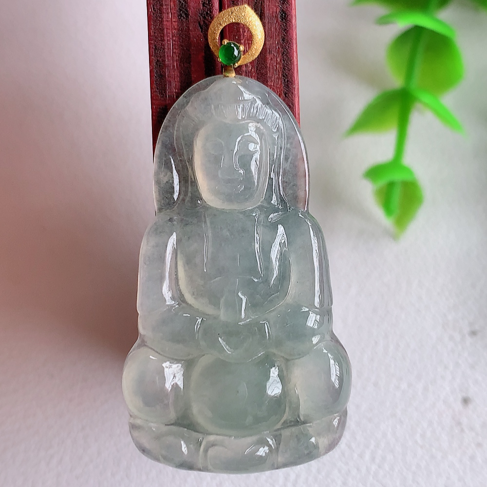 18k金扣冰润精雕观音吊坠，法相端庄大气，工艺精湛，种色浓郁，细腻饱满冰润，种老水足，收藏佳品，佩戴