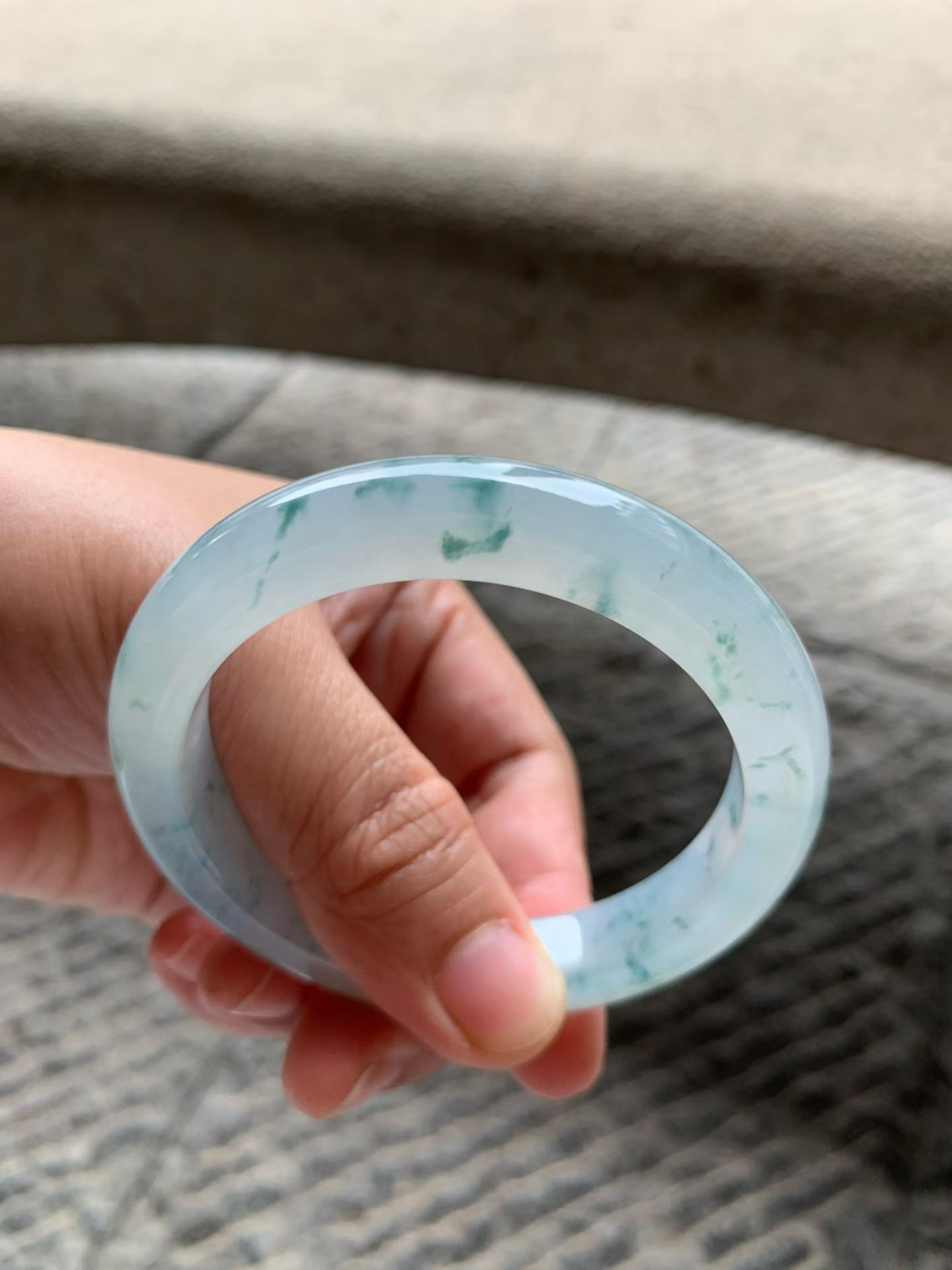 飘蓝花正圈手镯尺寸55.8*11*9 淡蓝底，通透冰凝，胶润水足蓝花灵气飘逸，清冷感拉满！