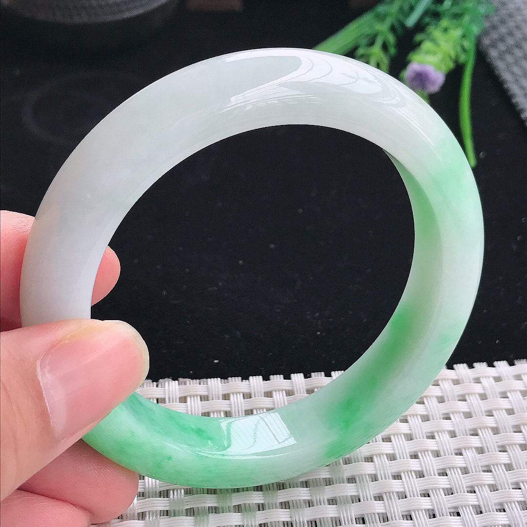 实拍A货翡翠57.8/12.6/9.5老坑精美冰润飘阳绿手镯宽边玉镯平安镯
