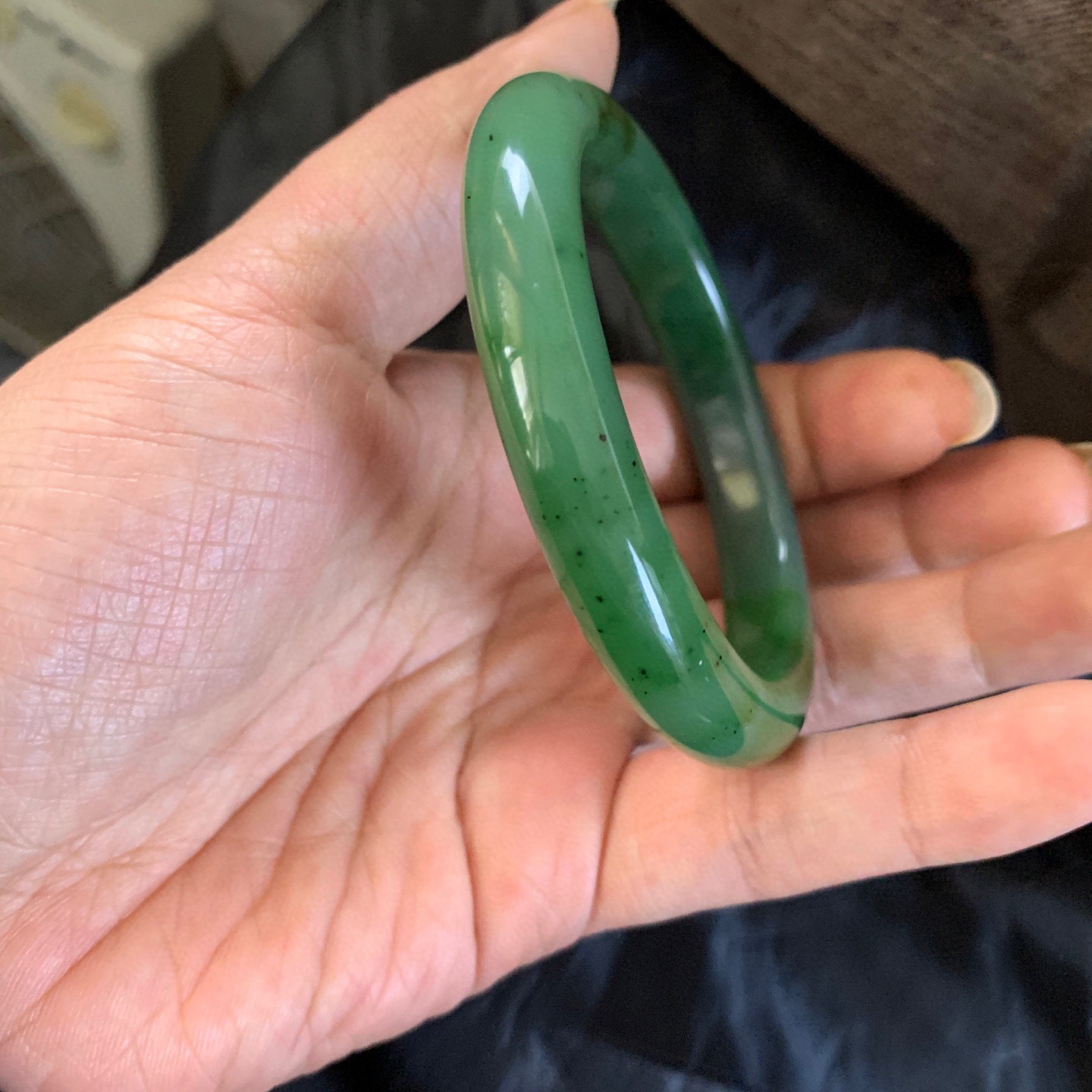 60圈口和田玉碧玉菠菜绿手镯，和田玉60圈口手镯，镯型古朴典雅。在诗情画意的雨巷相遇，你是我腕间的一抹风情，有你眸有深情.清风荡漾湖间静水，我愿俯身低眉，在烟波涟漪处寻