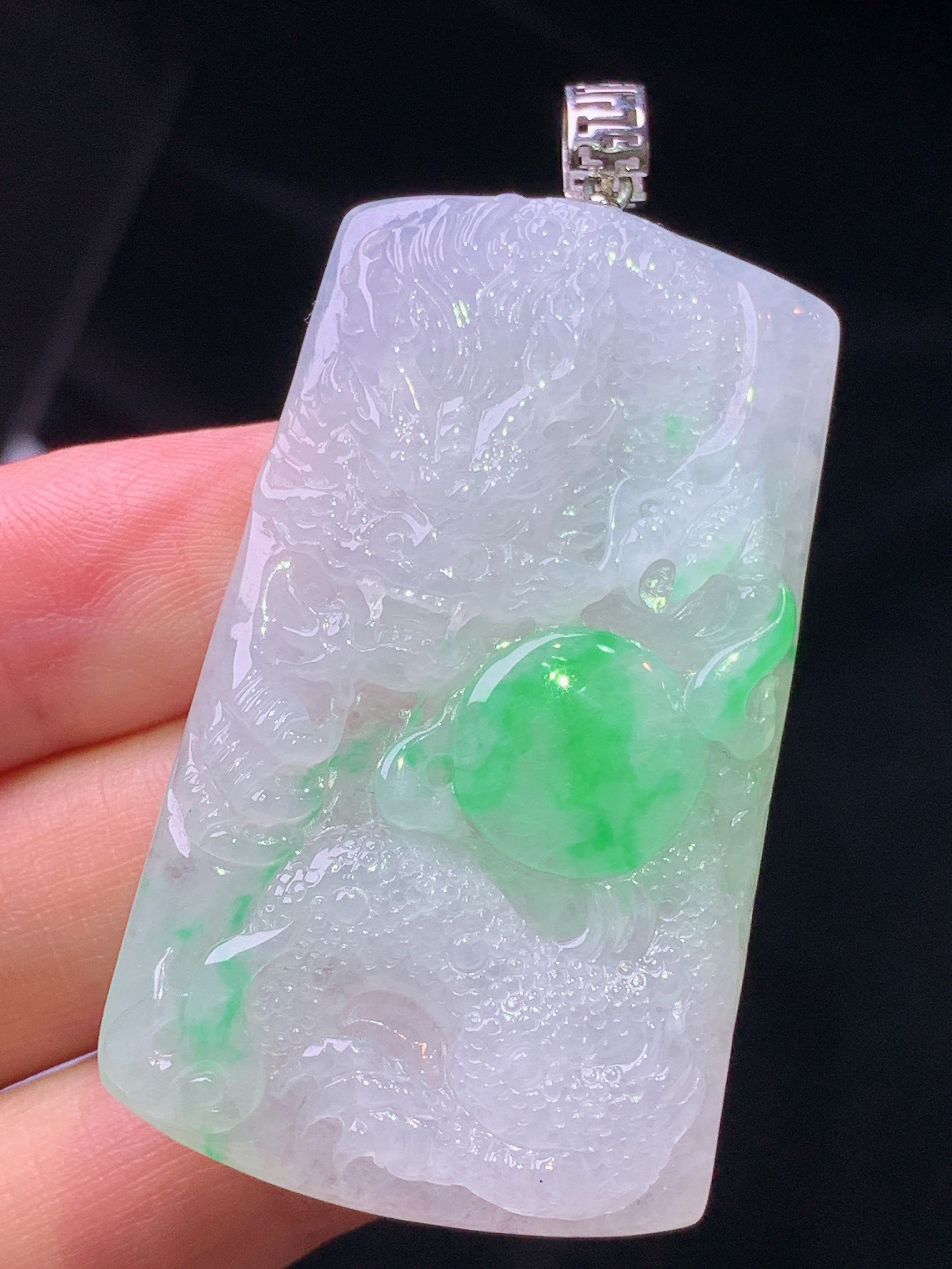 18k金镶嵌飘绿山水牌子吊坠 玉质细腻 色泽艳丽清新 水润亮眼 整体尺寸58*28.5*5.6x1