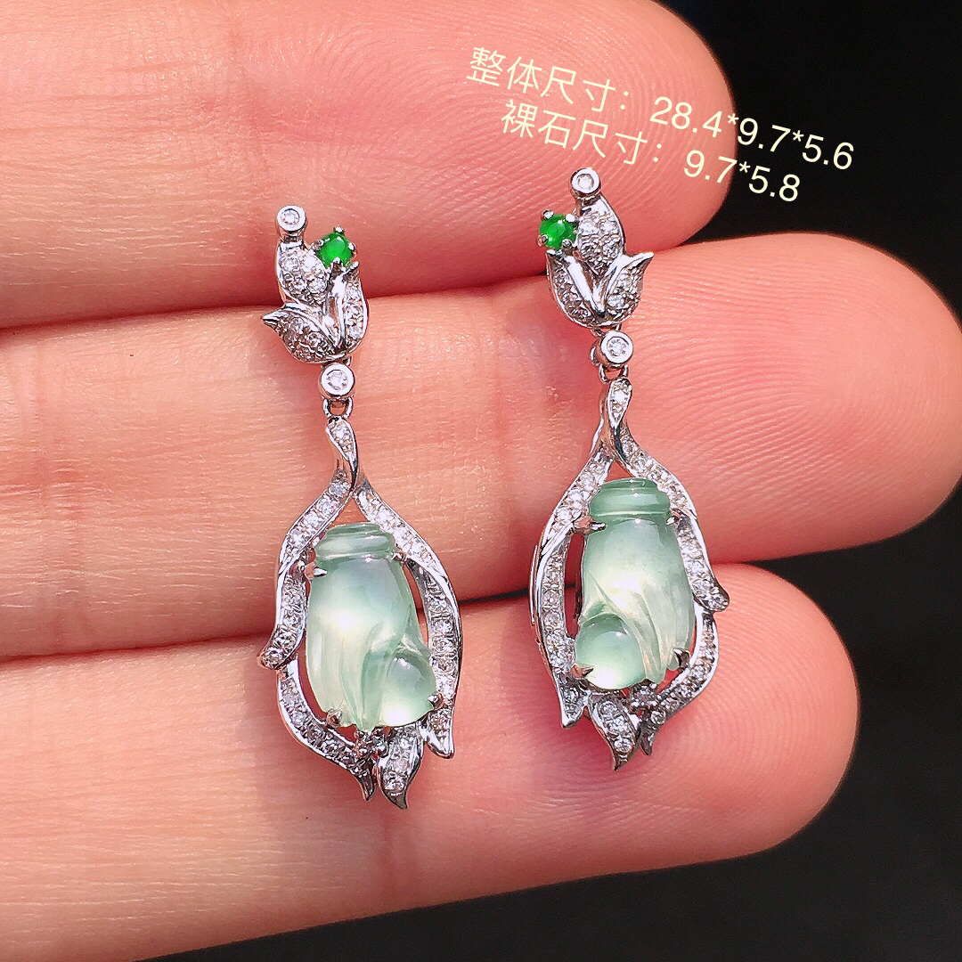 冰种【掌上明珠】耳坠，玉质细腻，荧光感超
强，饱满圆润，尽显优雅气质，18k
金豪华镶嵌