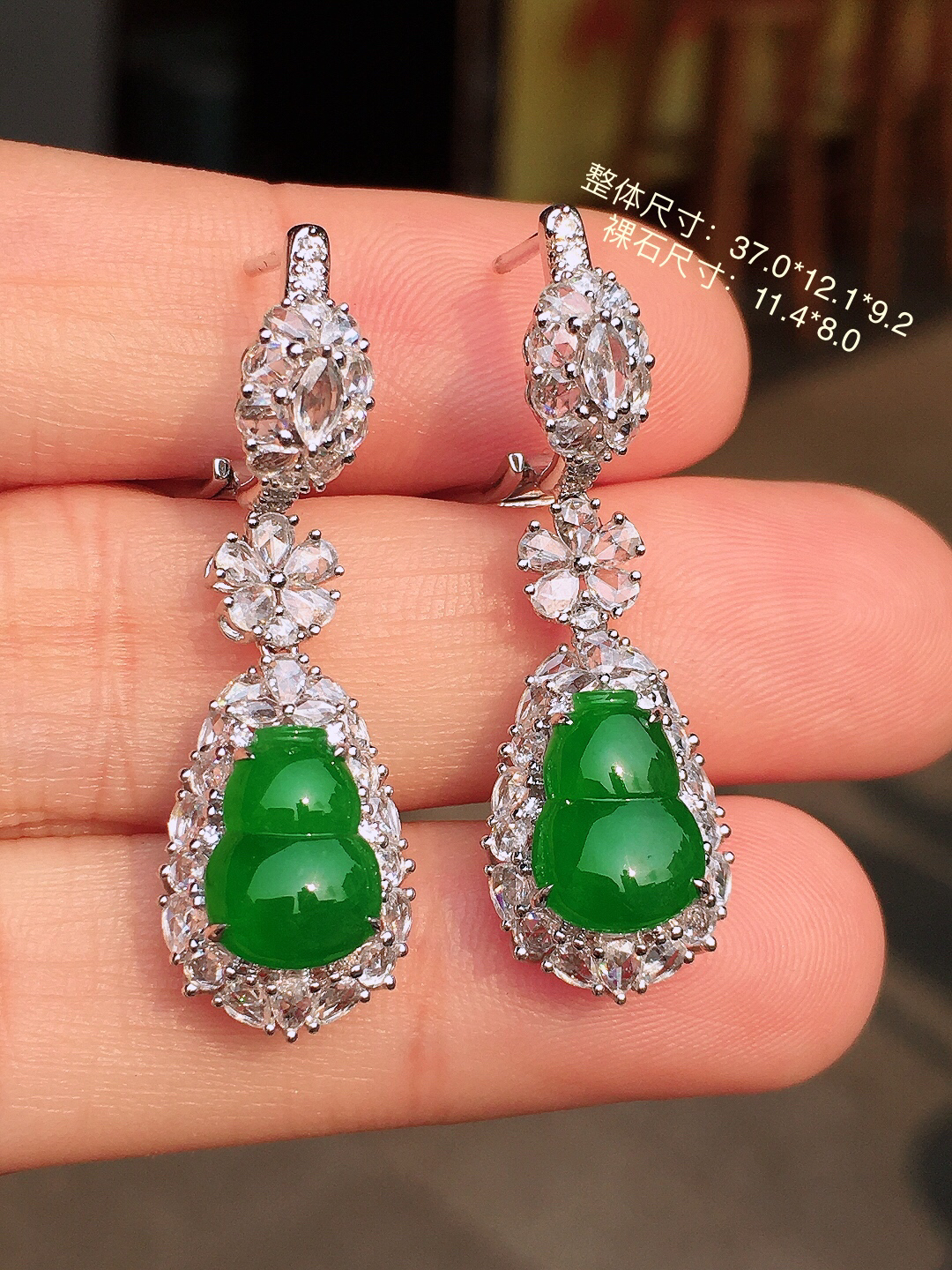 辣绿葫芦耳坠，色泽均匀艳丽，玉质细腻，荧光感超
强，饱满圆润，尽显优雅气质，18k
金豪华镶嵌