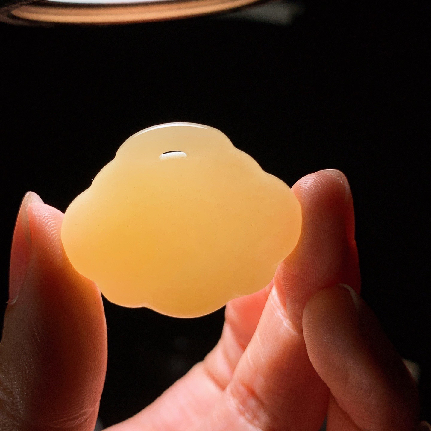 新疆且末糖如意长命锁挂件。尺寸29/34/8重13克。玉质细腻油润。手推出油。佩戴高端典雅。lt260410