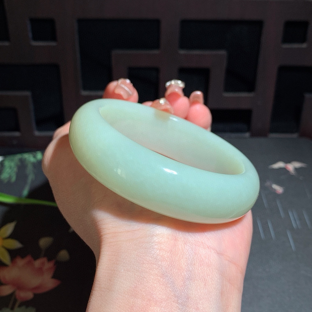 和田玉58圈口且末蓝宽版手镯！玉质细腻油润 底色纯净 无裂无杂 脂粉好，品质好！