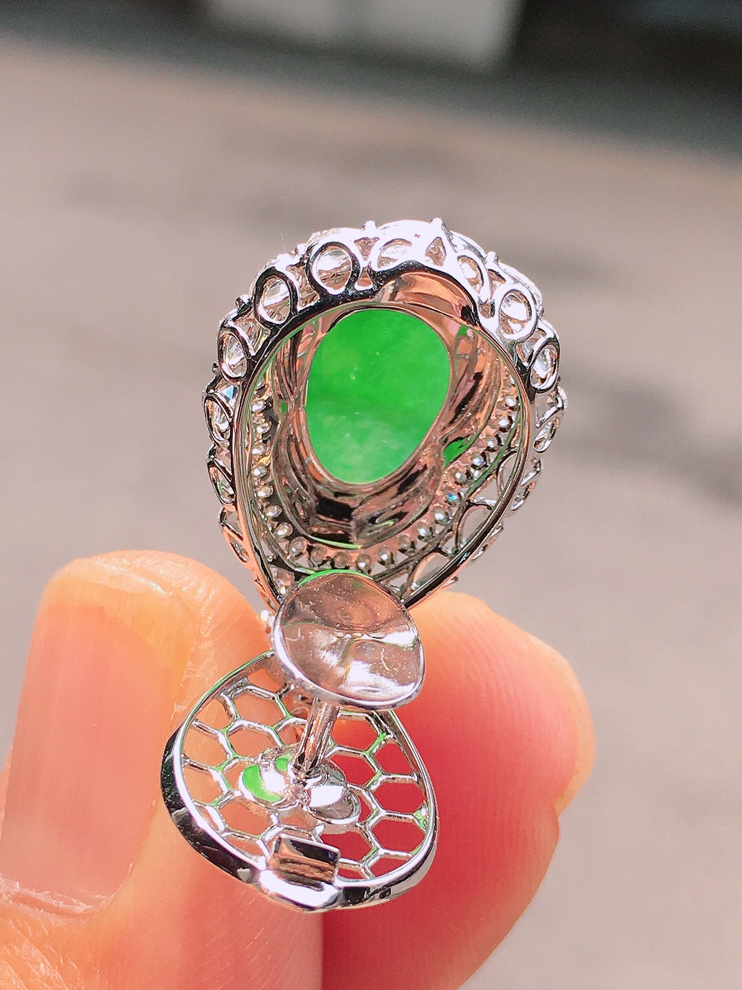 阳绿葫芦吊坠，色泽均匀艳丽，玉质细腻，荧光感超
强，饱满圆润，尽显优雅气质，18k
金豪华镶嵌