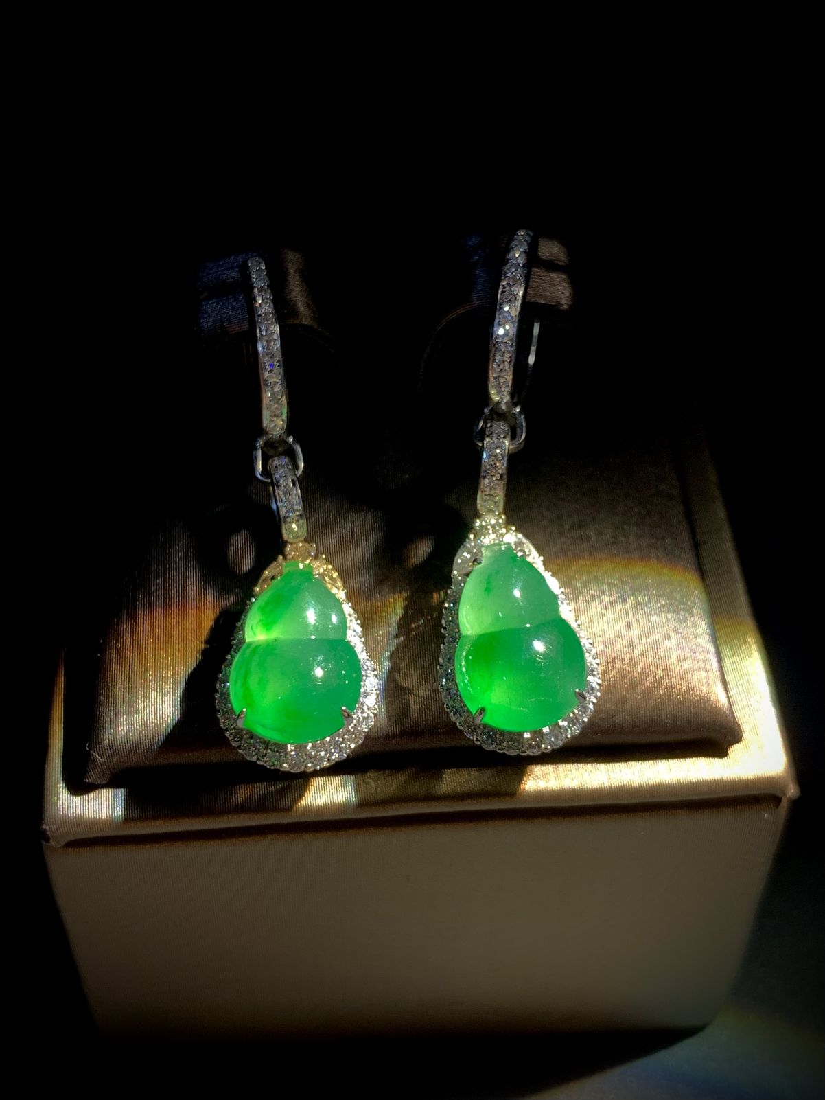 绿葫芦耳坠吊坠两用款，
裸石约12.3-8.5-4.5mm，
37.5-吊坠整体22.6-10.6-