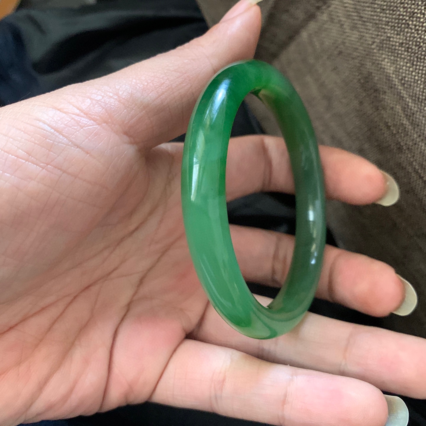 60圈口和田玉碧玉白加阳绿手镯，和田玉60圈口手镯，镯型古朴典雅。在诗情画意的雨巷相遇，你是我腕间的