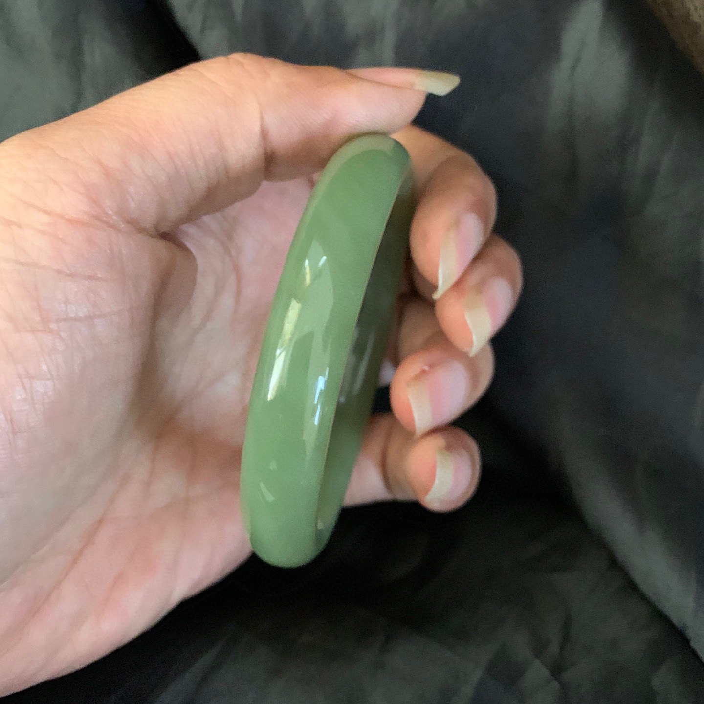 57圈口和田玉黄口料手镯，和田玉57圈口手镯，镯型古朴典雅。在诗情画意的雨巷相遇，你是我腕间的一抹风