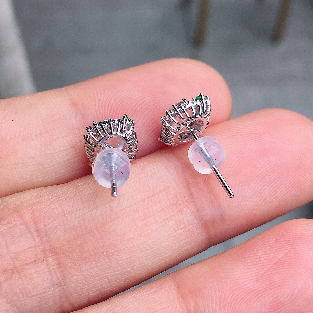 玻璃种蛋面耳钉，玉质细腻，荧光感超
强，饱满圆润，尽显优雅气质，18k
金豪华镶嵌