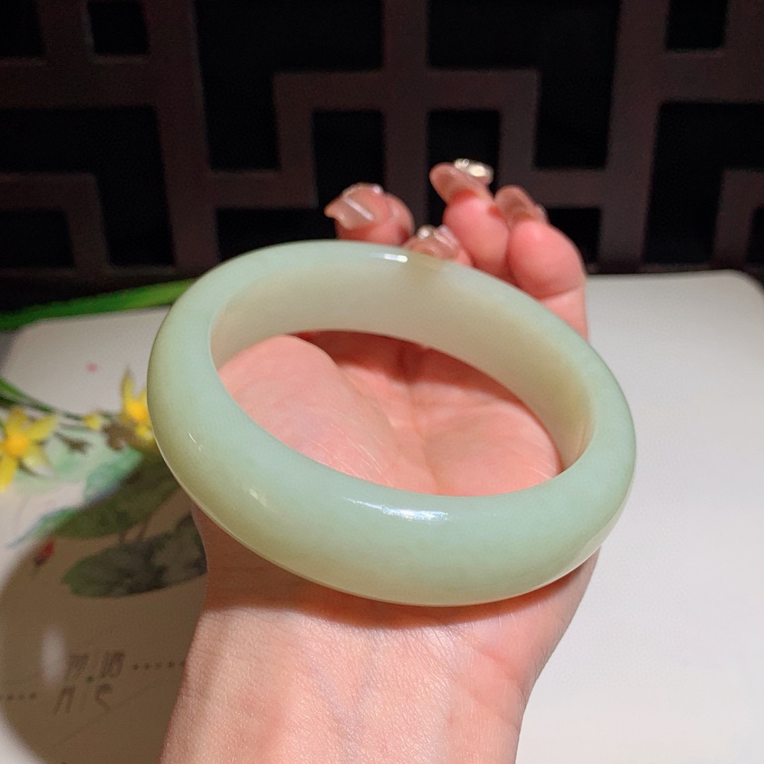 和田玉63圈口黄口料宽版手镯！玉质细腻油润 底色纯净 无裂无杂 脂粉好，品质好！