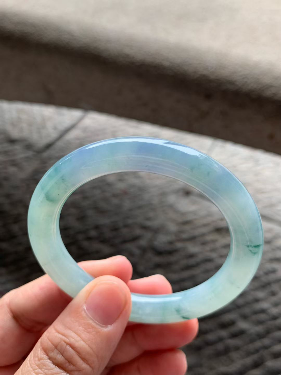 紫罗兰配花圆条手镯尺寸 52.8*9.5*9.5 种质细腻，水润光泽，紫调温婉，花色灵动！