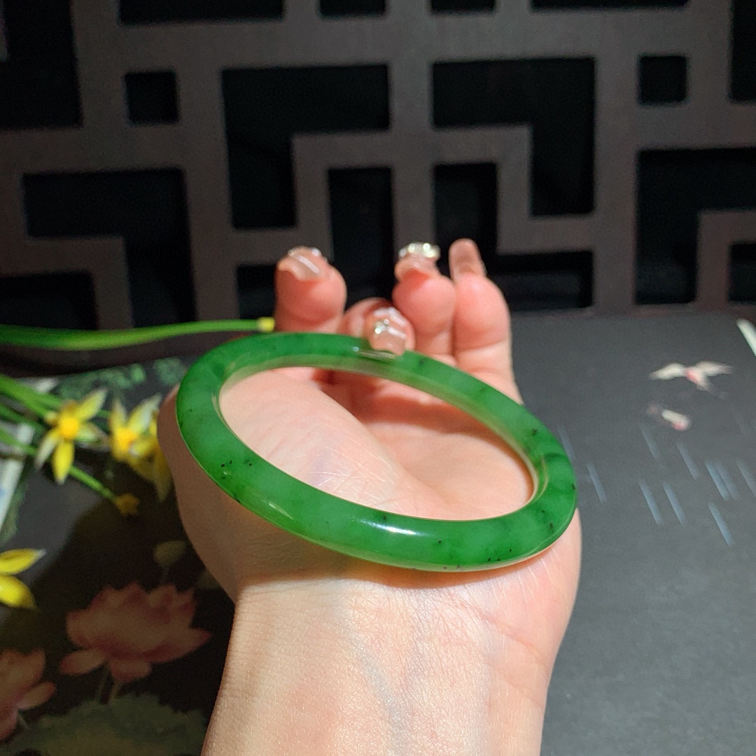 和田玉59圈口阳绿色圆条碧玉手镯！玉质细腻油润 底色纯净 无裂无棉 脂粉好，品质高。