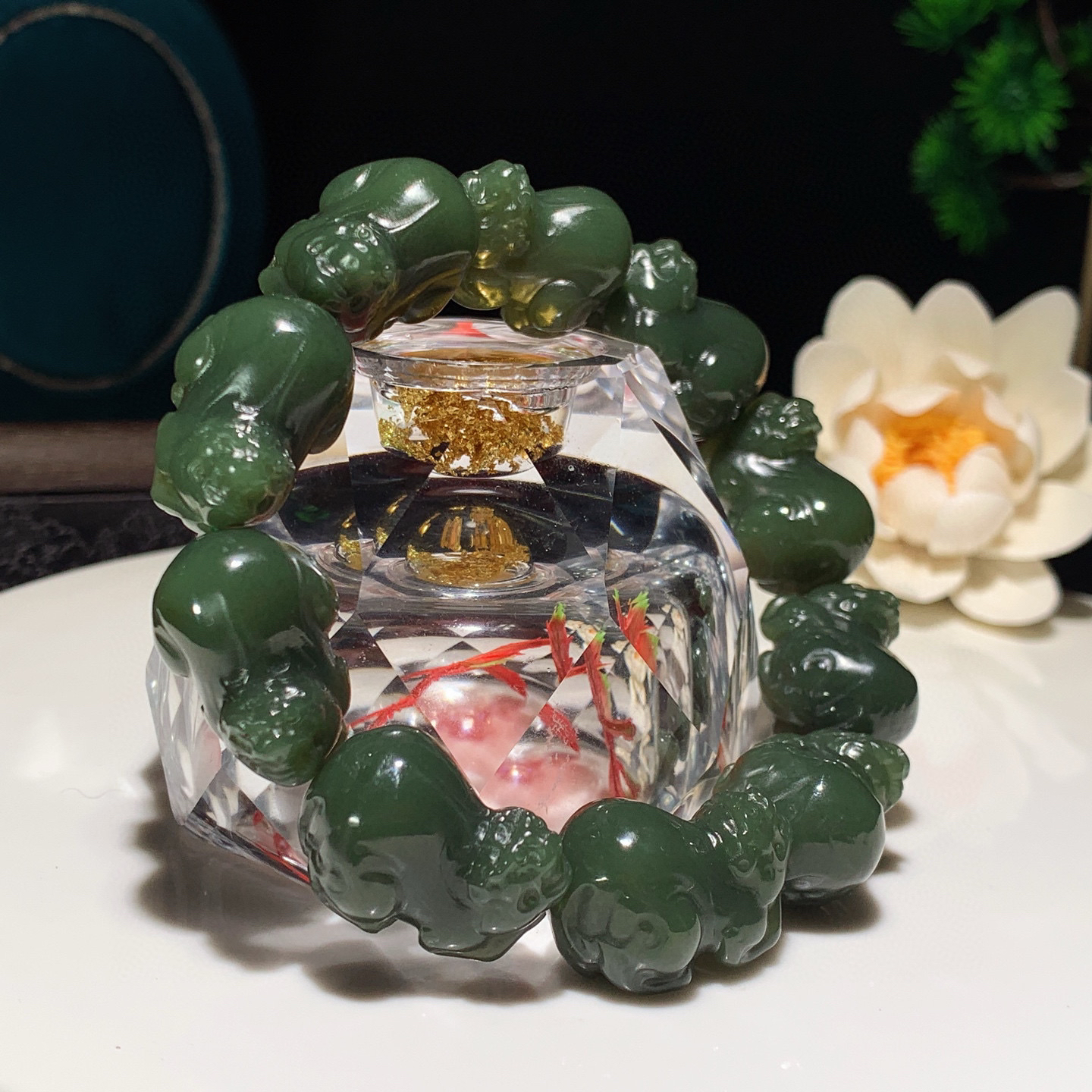 和田玉湖水绿貔貅手串。规格23无裂无杂 玉质细腻油润 底色纯净 脂粉好，品质好。