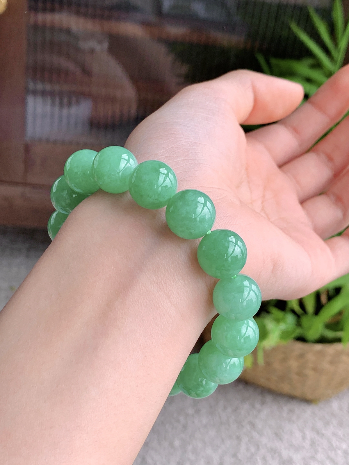 【珠子】冰甜阳绿手串圆珠子手串
【说明】缅料 性价比高  
【尺寸】12.6mm..