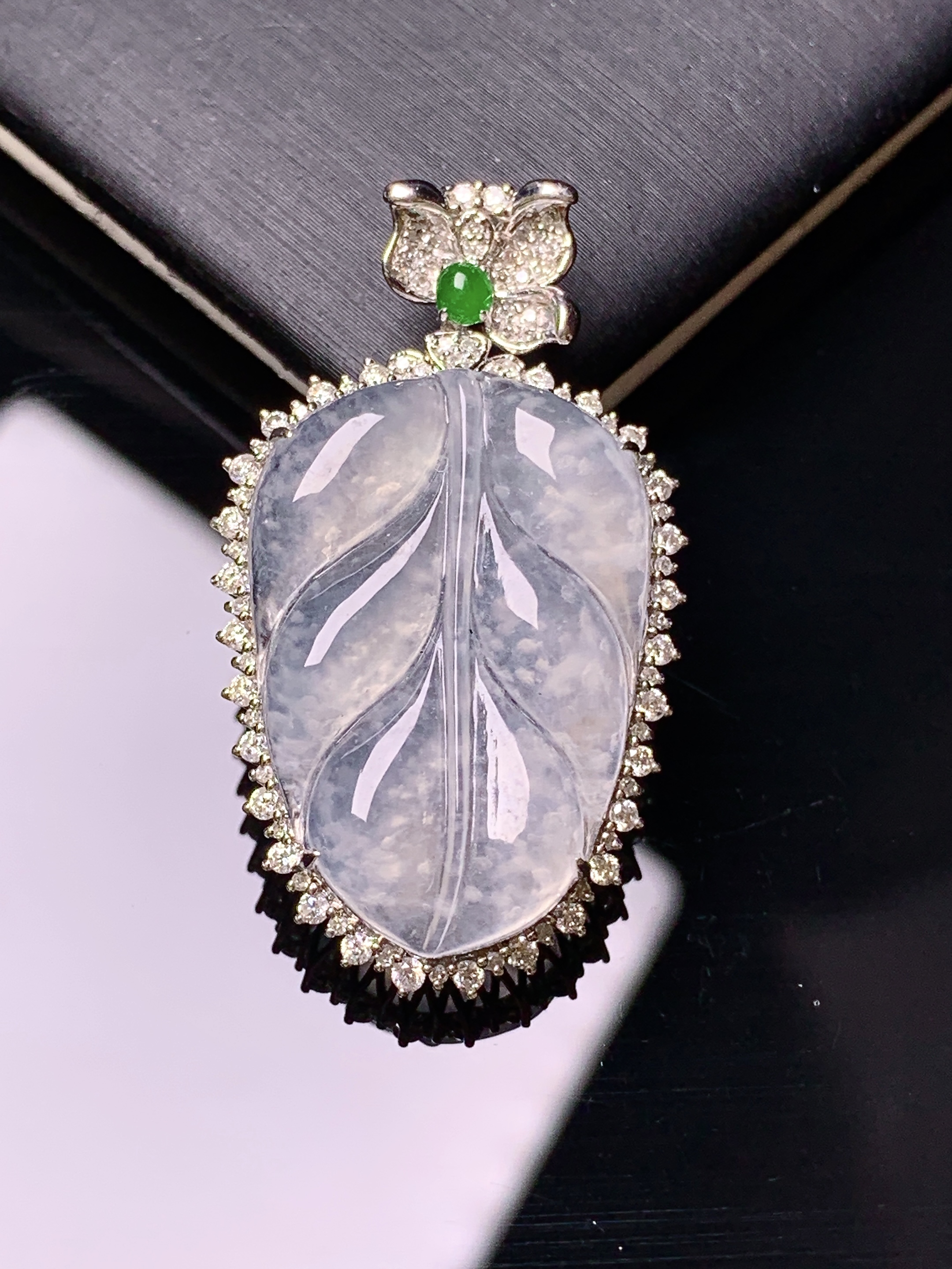 18k金钻镶嵌冰种树叶吊坠 玉质细腻 色泽艳丽清新 水润亮眼 整体尺寸35.6*20.2*7.5k1