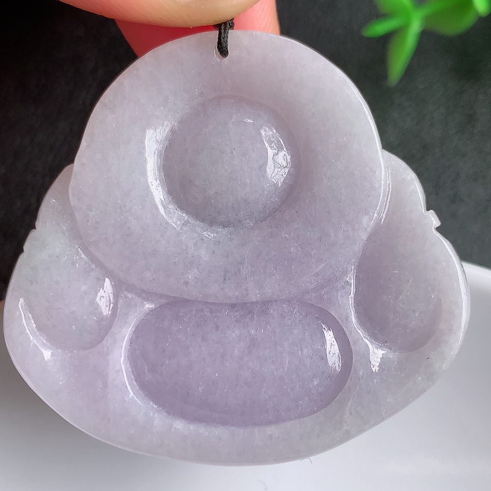 冰润紫罗兰佛公挂件 玉质细腻  精雕弥勒佛，笑佛福耳垂肩，面相喜庆，开怀大笑，憨态可掬。惟妙惟肖，寓意福禄双全，吉祥美满，笑口常开 W141.8 尺寸：39.3-42-12mm