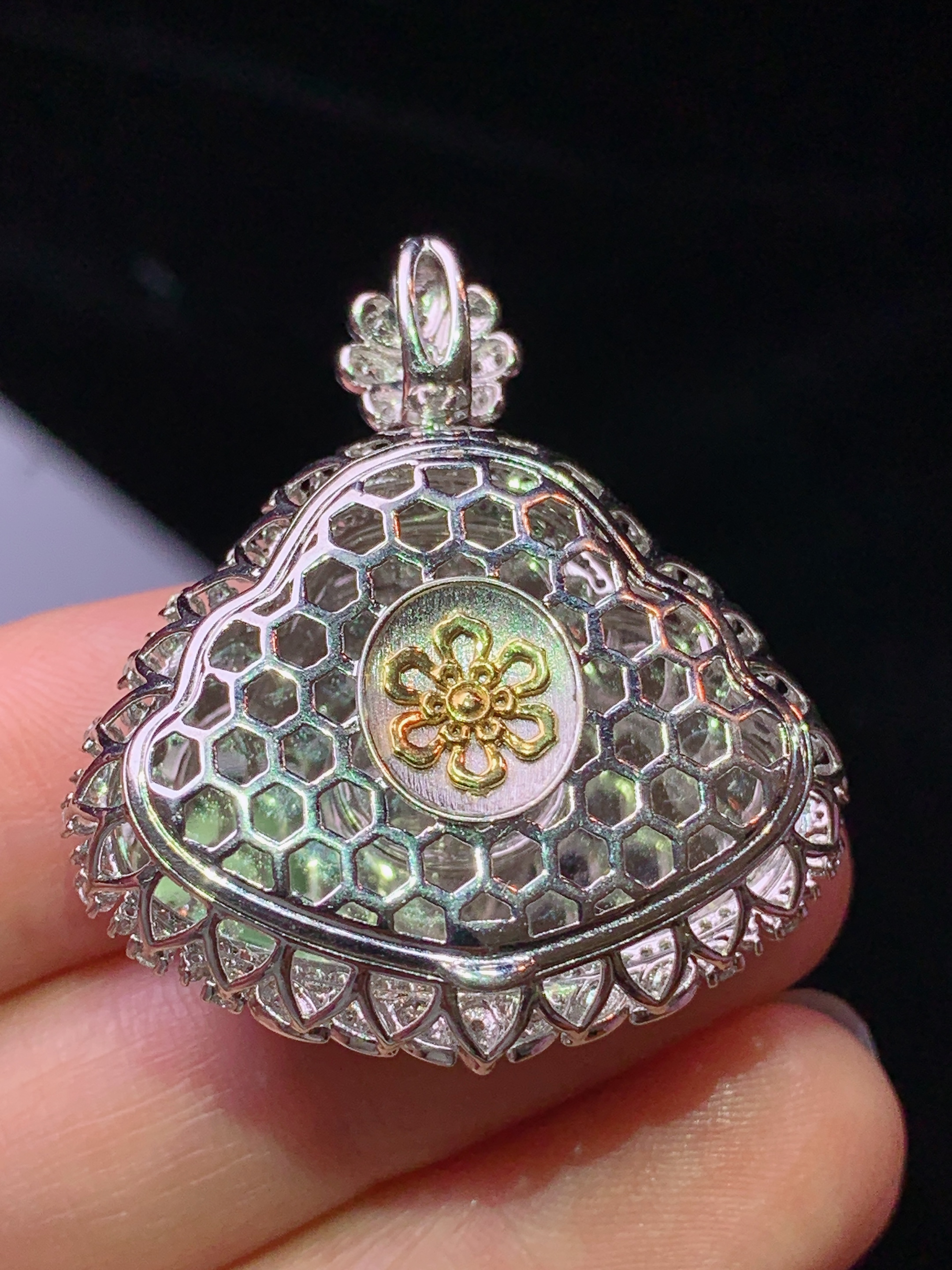 18k金钻镶嵌满绿佛公吊坠 玉质细腻 色泽艳丽清新 水润亮眼 整体尺寸34.2*30.8*11.2k1