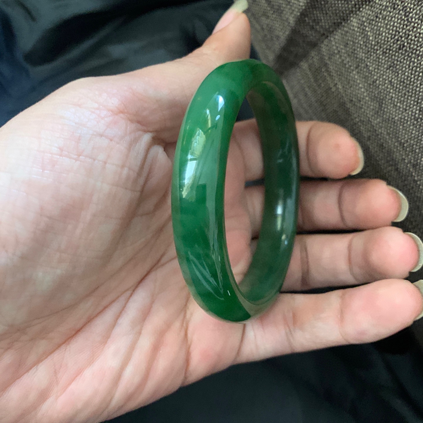 57.5圈口和田玉碧玉冰底阳绿色手镯，和田玉57.5圈口手镯，镯型古朴典雅。在诗情画意的雨巷相遇，你是我腕间的一抹风情，有你眸有深情.清风荡漾湖间静水，我愿俯身低眉，在烟波涟漪处寻