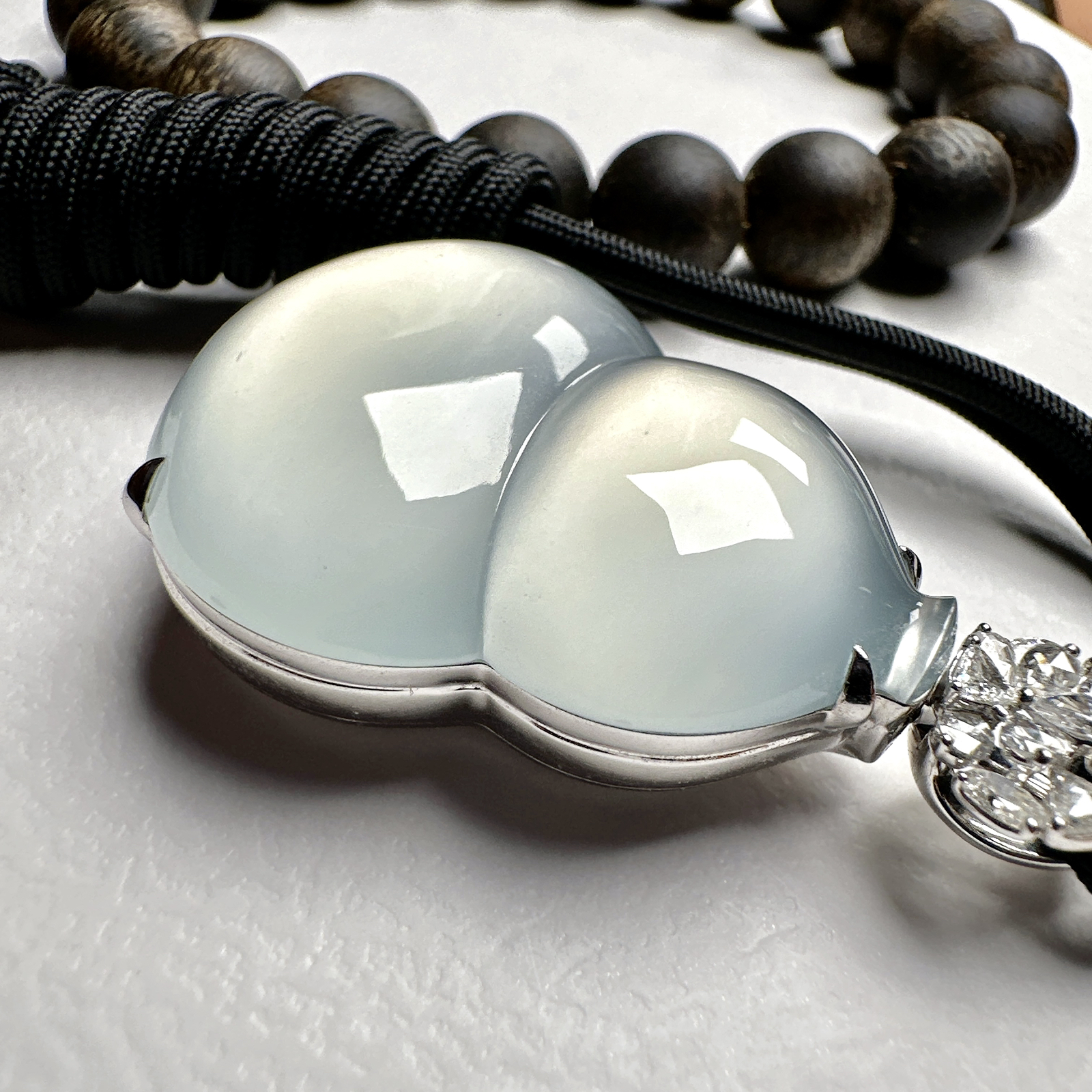 【玻璃种大葫芦吊坠】质地细腻清爽，荧光感强烈，荧光感强烈，饱满圆润，18K金钻镶嵌，裸石尺寸34.5*26.2*9.2毫米