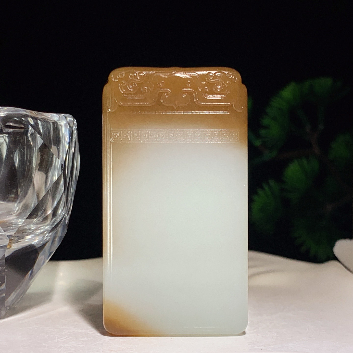 新疆且末糖平安无事牌挂件。尺寸58/32/13重64.7克。玉质细腻油润。手推出油。佩戴高端典雅。lt260410