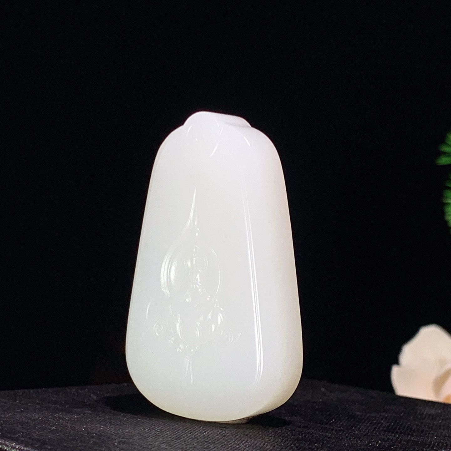 新疆和田玉羊脂白玉平安无事牌挂件 尺寸48/30/11重33克 玉质细腻油润 底色纯净 脂粉好，品质好。lt260410