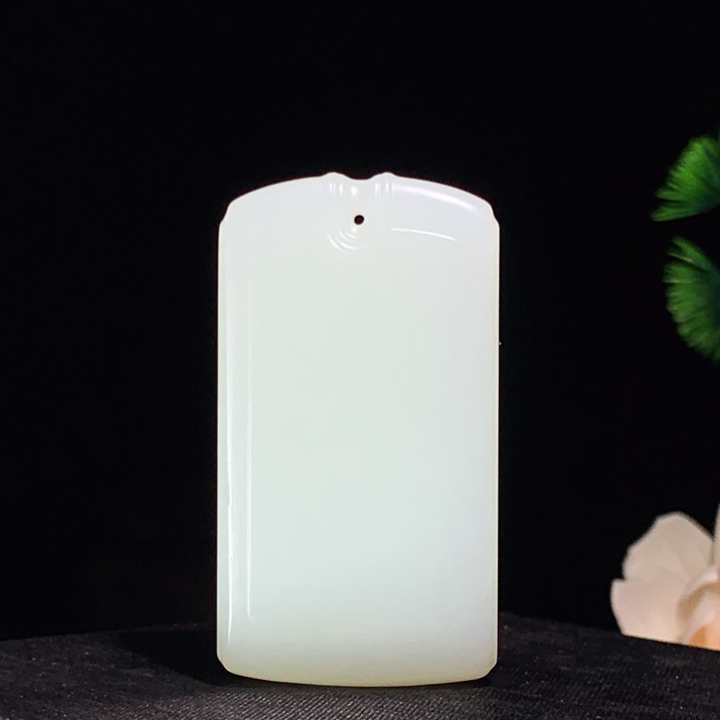 新疆和田玉白玉平安无事牌挂件 尺寸53/28/9重36克 玉质细腻油润 底色纯净 脂粉好，品质好。lt260410