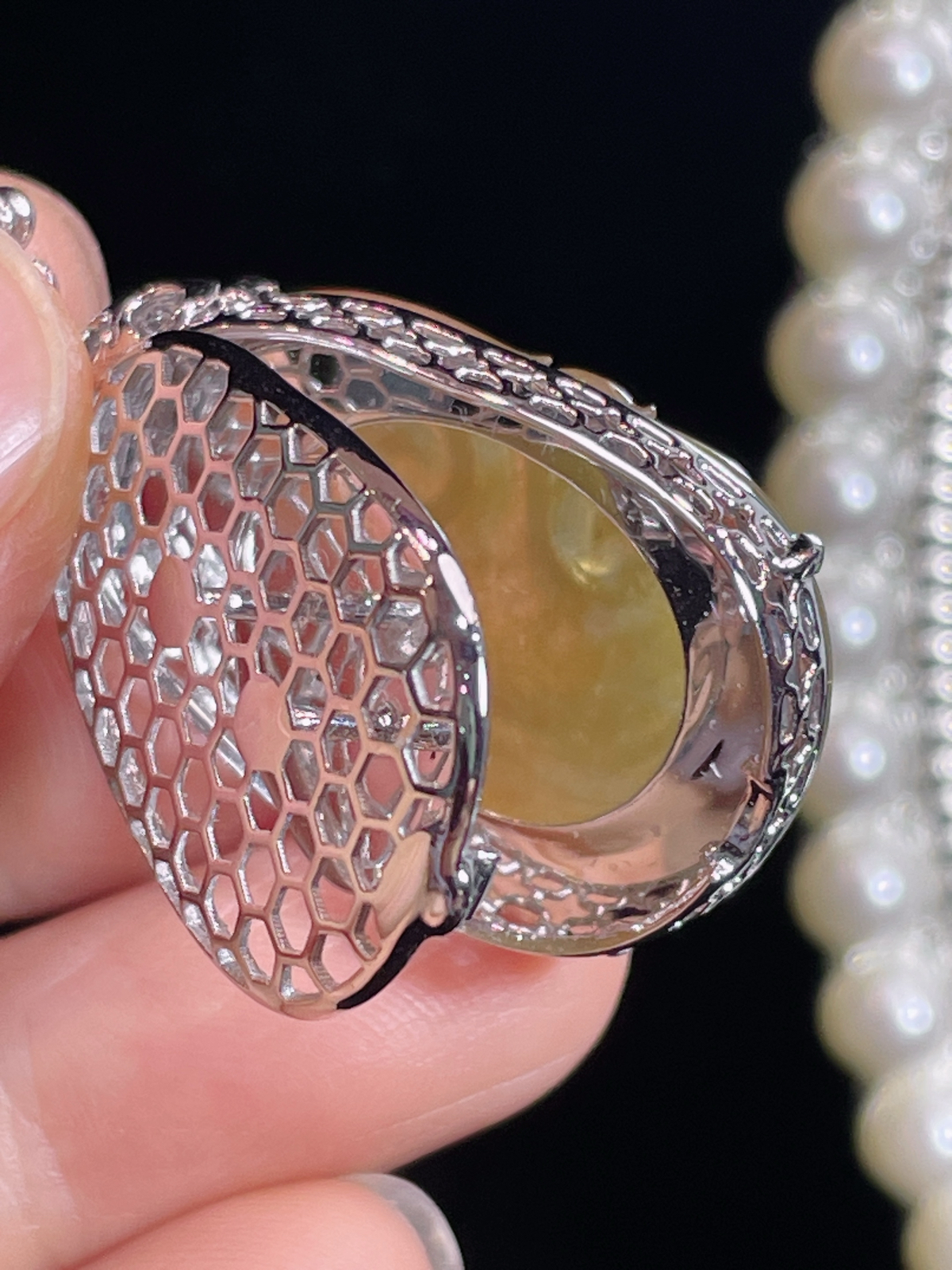 ️天然翡翠冰黄翡如意吊坠
18k金镶嵌钻石 ，细腻水灵..