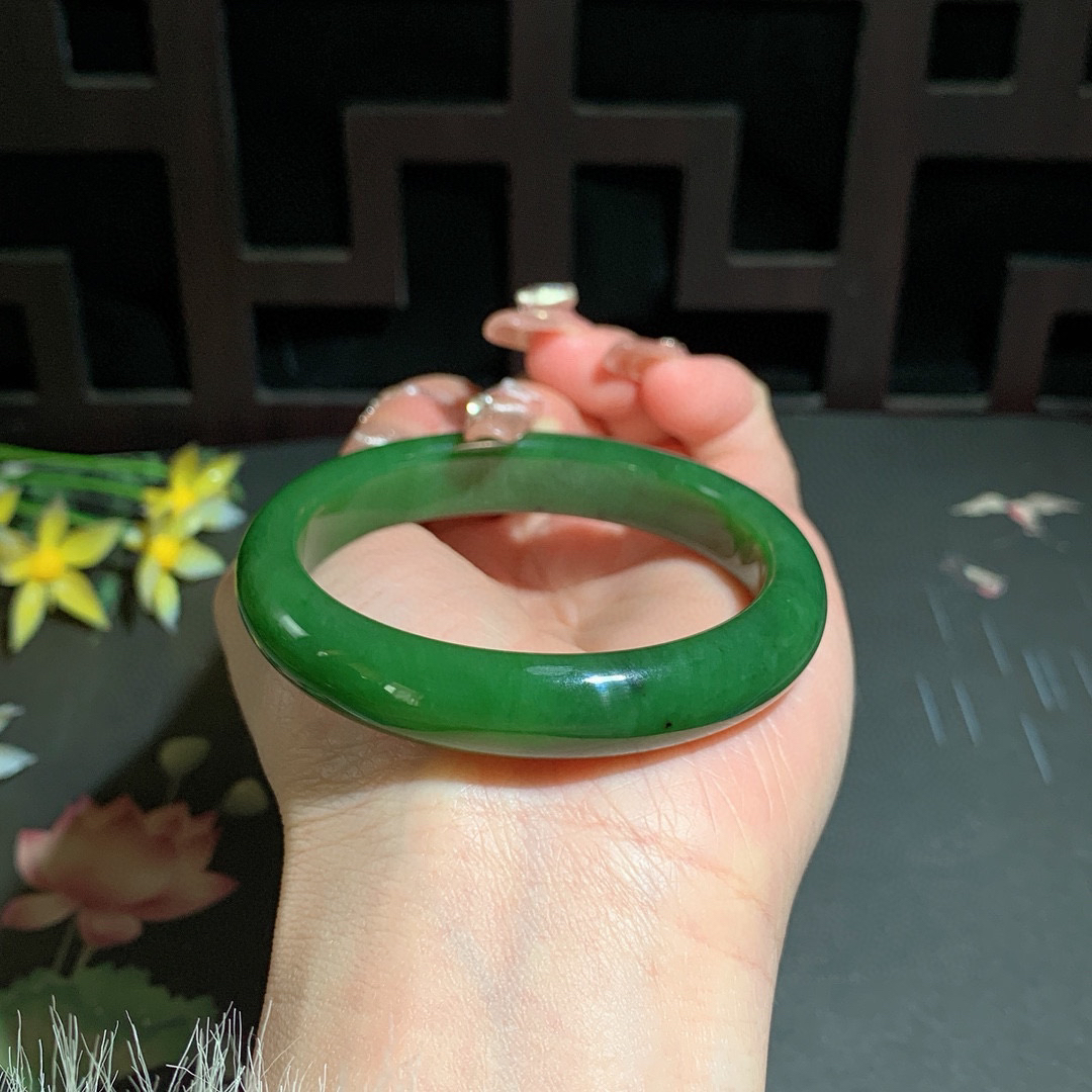 和田玉52.8圈口菠菜绿碧玉手镯！玉质细腻油润 底色纯净 无裂无棉 脂粉好，品质高。