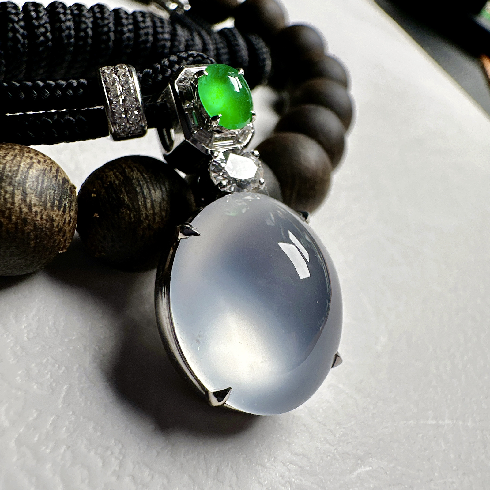 【玻璃蛋面吊坠】质地细腻清爽，玻璃色泽，荧光感强烈，18K金钻镶嵌，裸石尺寸17*15*8.6毫米