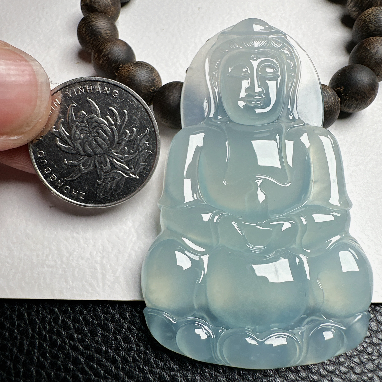 【冰种正装观音】蓝底色泽，质地细腻，通透度上佳，冰感十足，适合佩戴