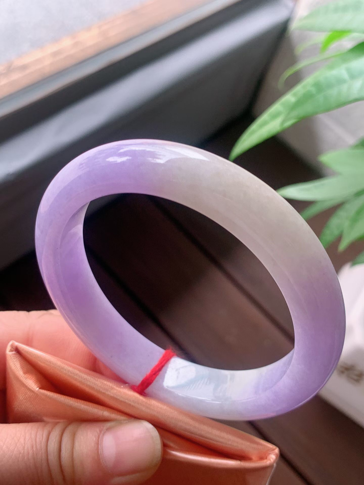 【翡翠名称】老坑种紫罗兰60.5大圈口手镯
【翡翠尺寸】60.5/13/9.8mm适合59.5-62正圈口佩戴
【翡翠描述】宝贝种老水足，玉质细腻，色泽靓丽，性价比高，佩戴效果好！
【其它赠送】权威证书/精美挂绳盒子/支持全国复检