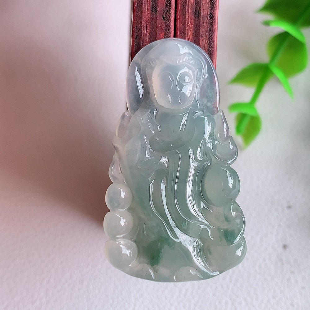 冰润精雕观音吊坠，法相端庄大气，工艺精湛，种色浓郁，细腻饱满冰润，种老水足，收藏佳品，佩戴大气  W01.8   尺寸：39.8-23-4.8mm