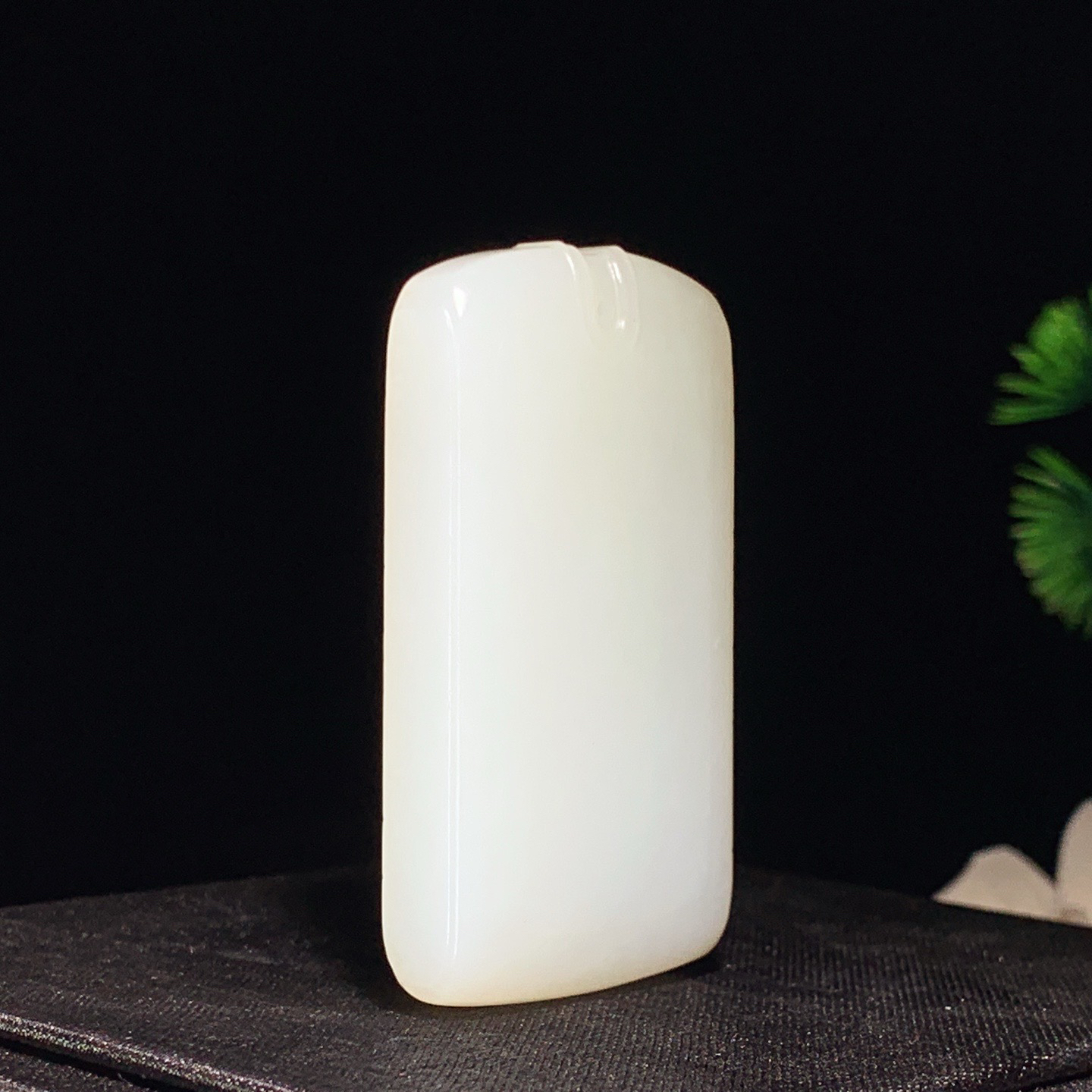 新疆和田玉白玉平安无事牌挂件 尺寸53/28/9重36克 玉质细腻油润 底色纯净 脂粉好，品质好。l