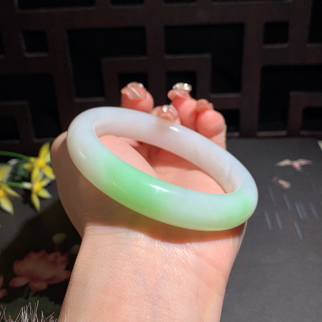 和田玉58圈口翠青手镯，玉质细腻油润 底色纯净 无裂无杂 脂粉好，品质高