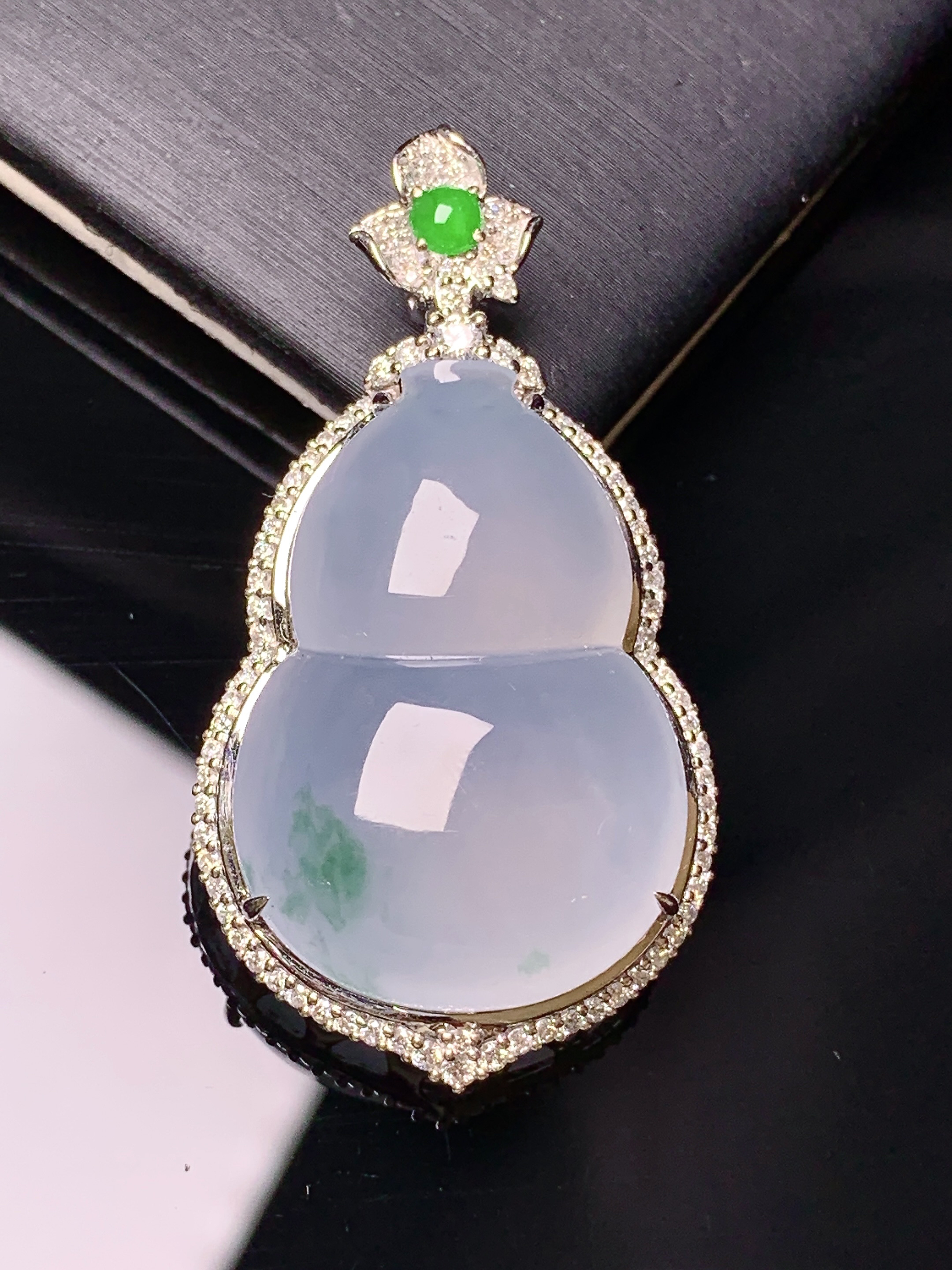 18k金钻镶嵌冰种葫芦吊坠 玉质细腻 色泽艳丽清新 水润亮眼 整体尺寸42.2*22.5*10.8k1